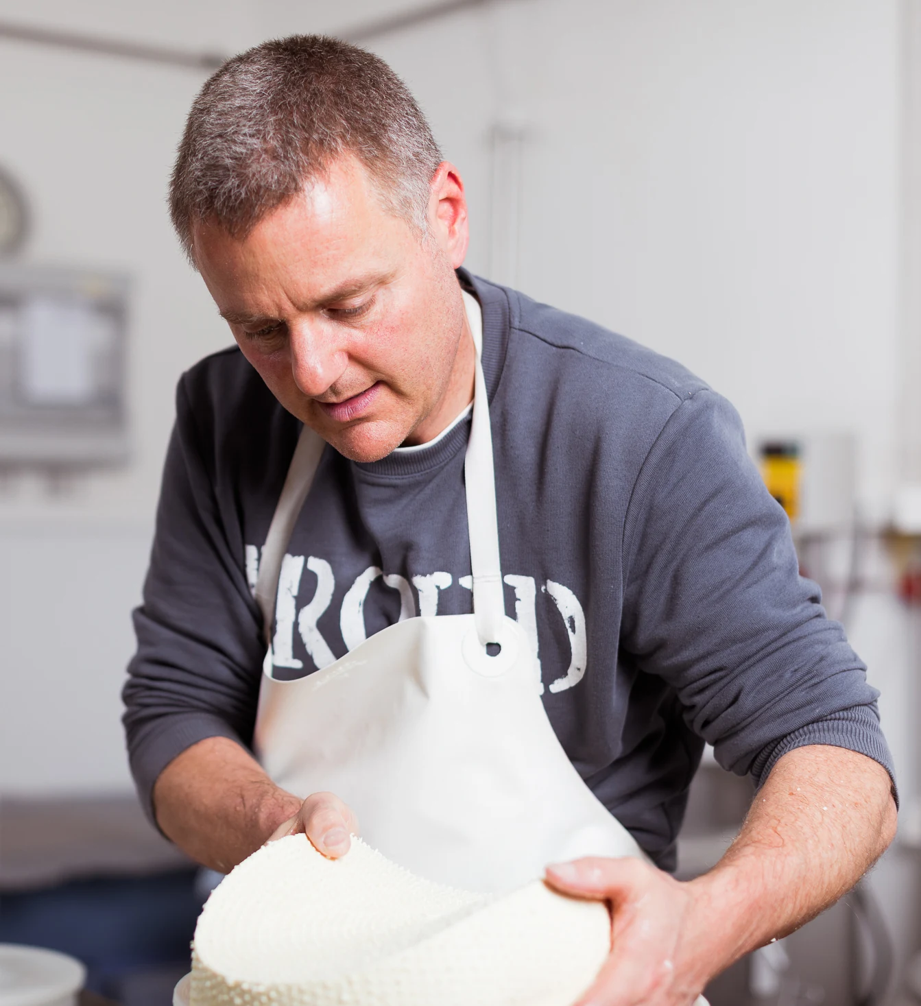 Pierre Coulin bei der handwerklichen Käseherstellung im früheren Milchhüsli.